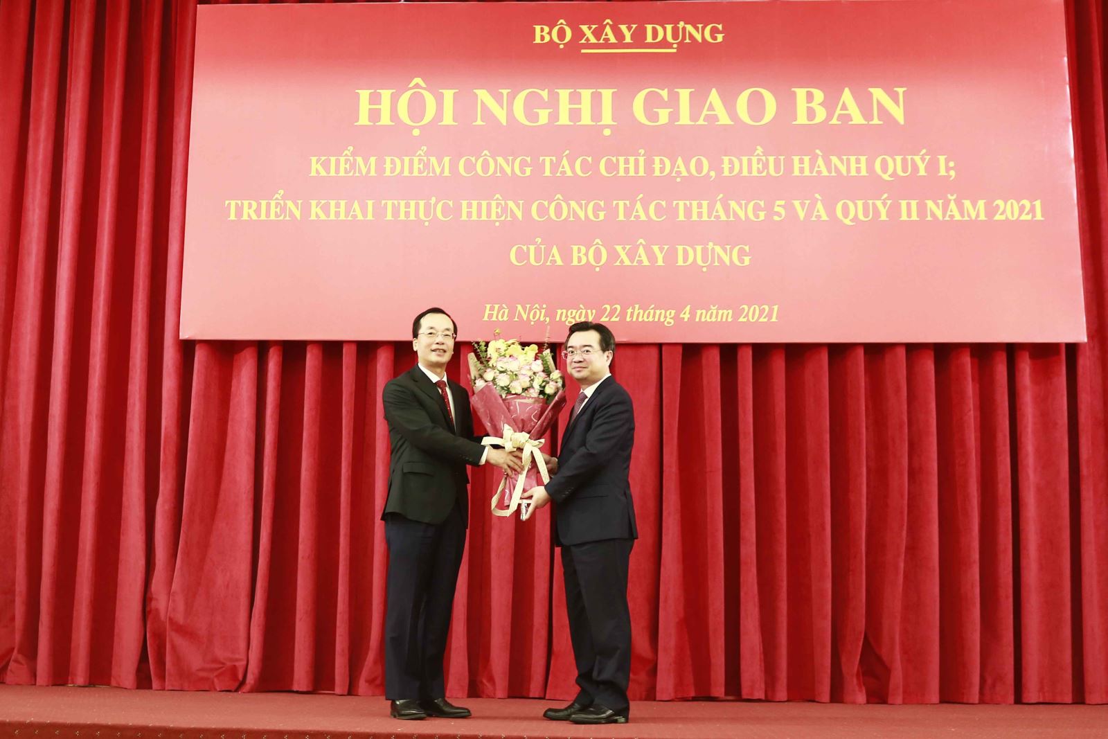 Bộ trưởng Nguyễn Thanh Nghị tặng hoa tri ân nguyên Bộ trưởng Phạm Hồng Hà