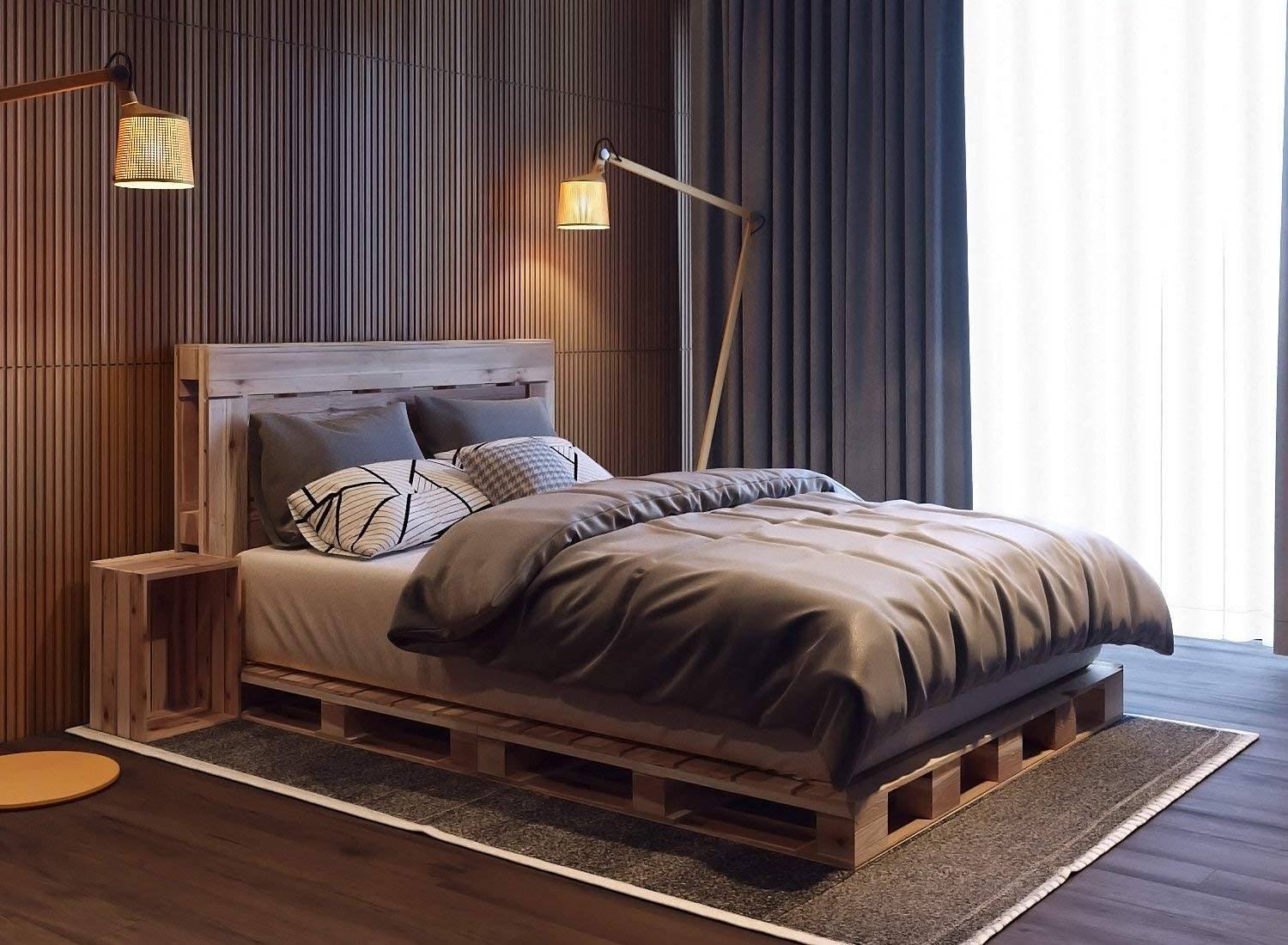 Bàn đầu giường kiểu thùng và khung giường bằng ván pallet tạo thêm yếu tố mộc mạc cho phòng ngủ hiện đại này, được trang trí với tông màu xám đậm