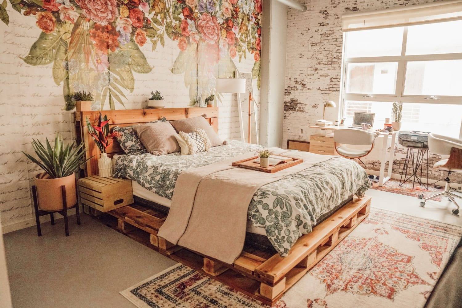 Phòng ngủ phong cách boho sang trọng lấy cảm hứng từ hoa có khung giường pallet lớn làm trung tâm trong không gian công nghiệp nhẹ nhàng và thoáng mát