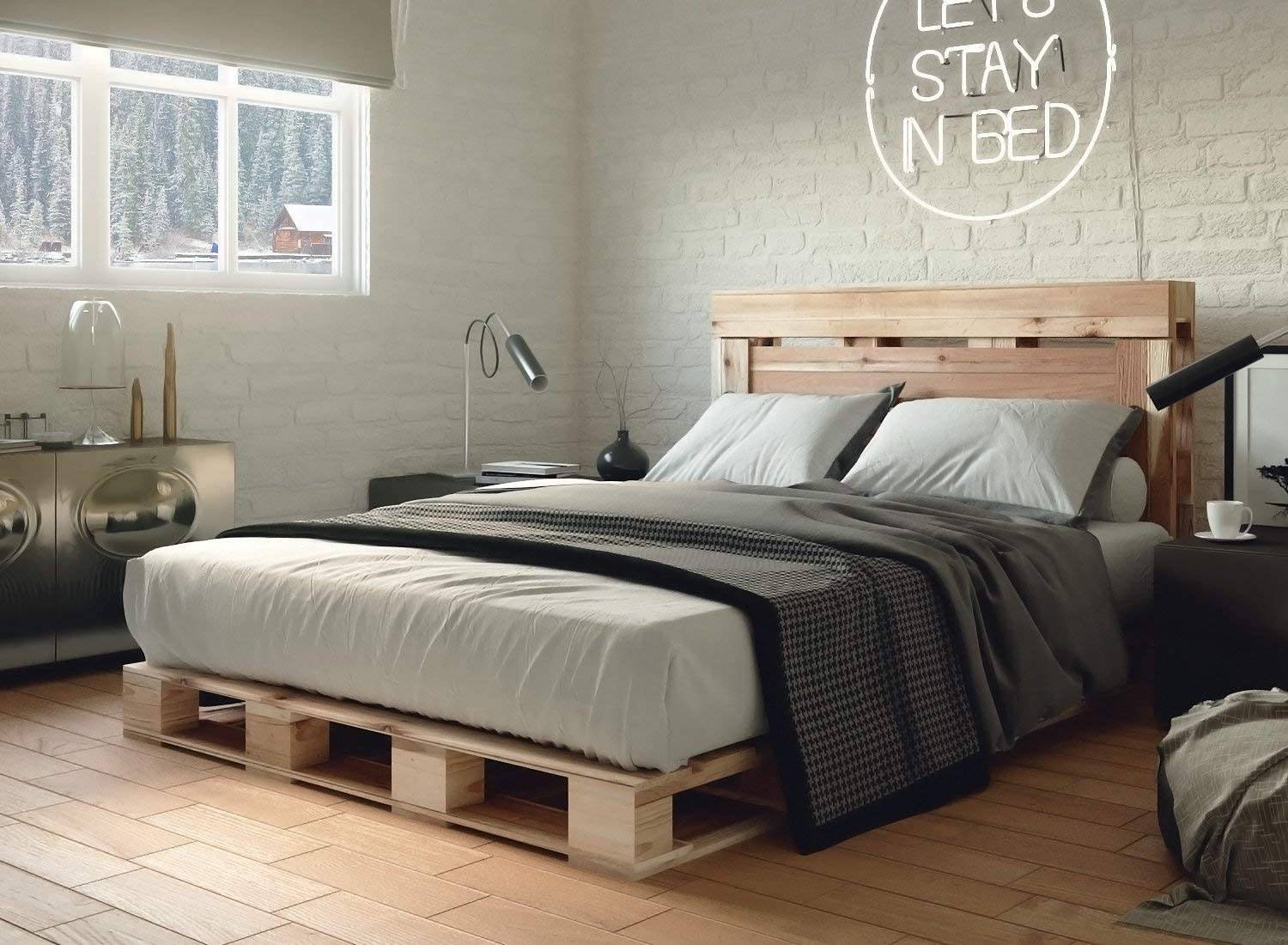 Màu xám mờ và tường gạch tự nhiên được tạo điểm nhấn bởi vật liệu gỗ của khung giường thùng và sàn nhẹ