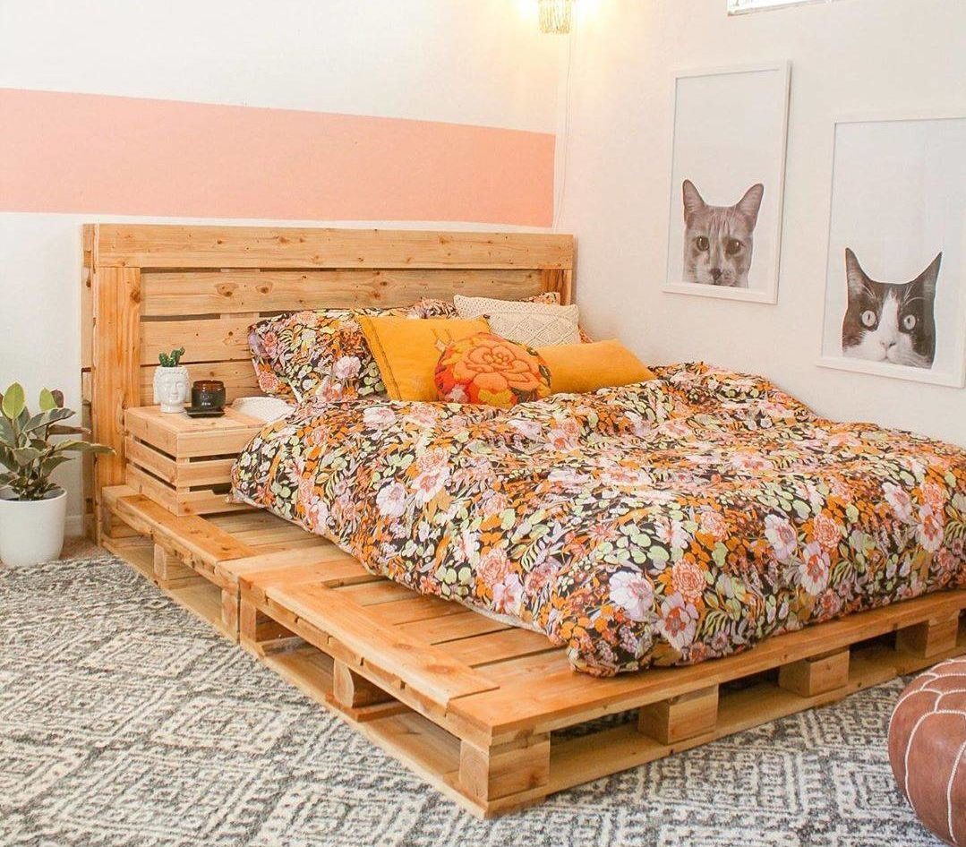 Phòng ngủ siêu sang trọng này có khăn trải giường hoa và những chiếc gối sáng màu giúp làm mềm mại diện mạo của chiếc giường pallet lớn