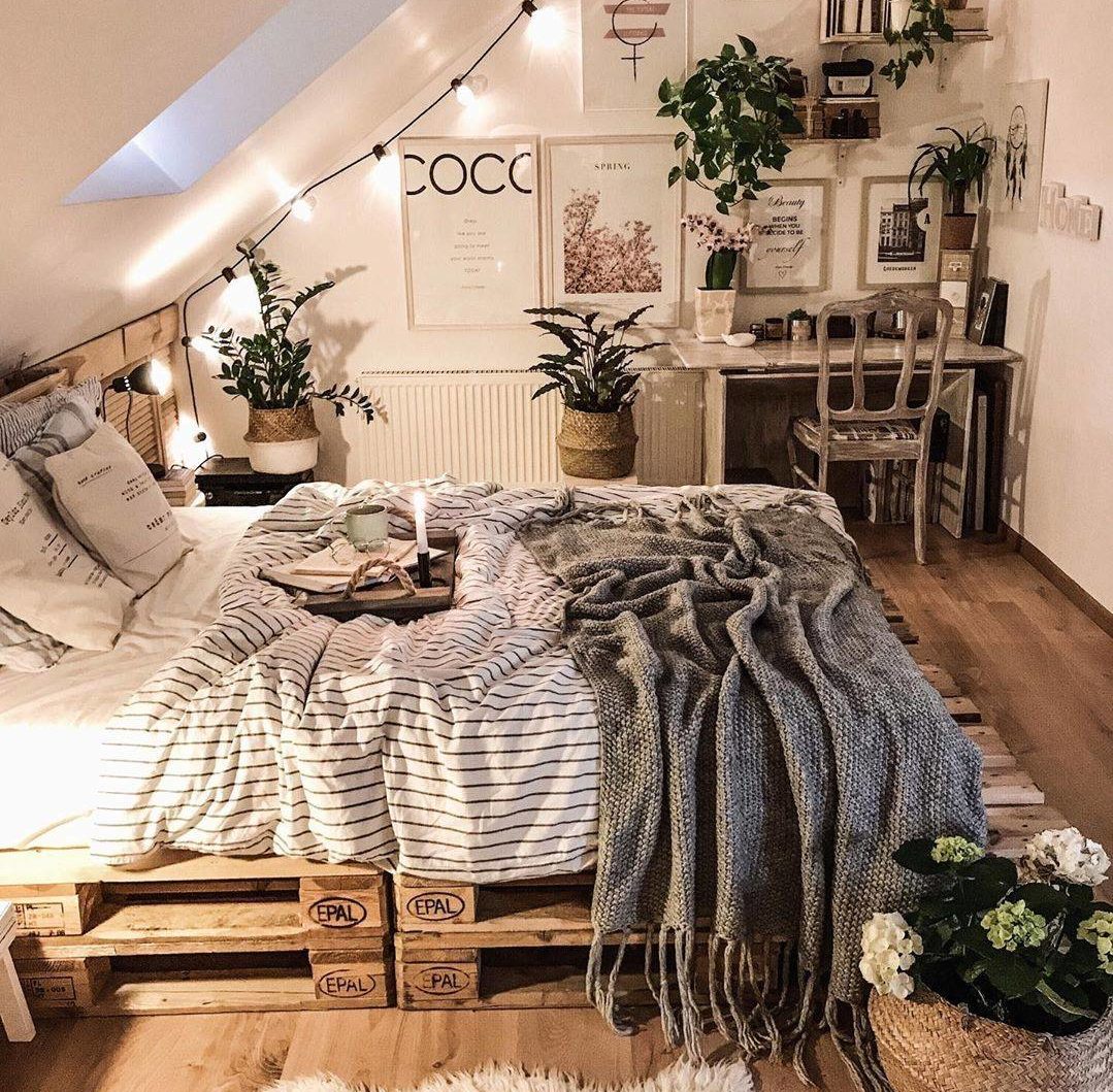 Phòng ngủ nông thôn mộc mạc ấm cúng có giường pallet đôi, ghế cổ và giỏ dây đay tự nhiên
