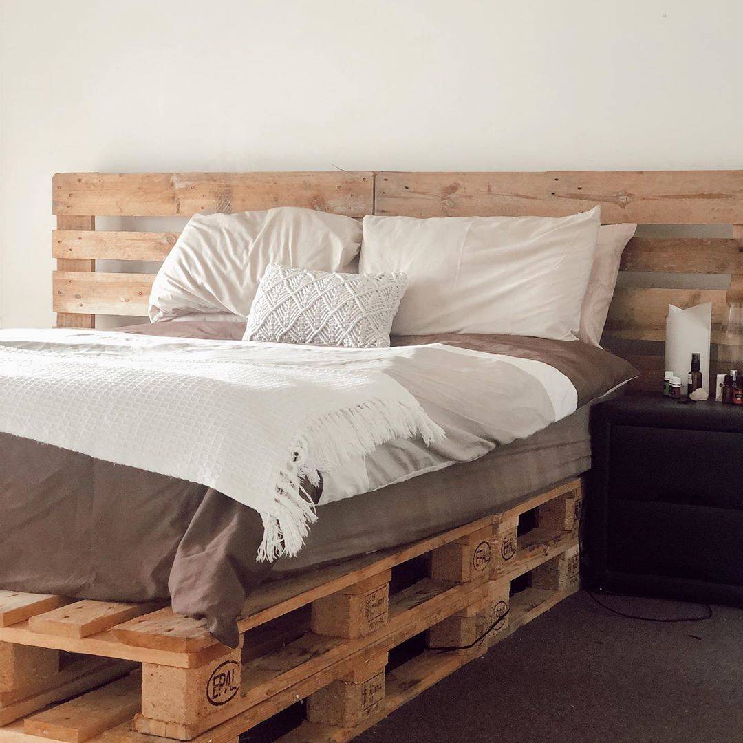 Tông màu đất cát và lối trang trí tối giản tôn lên chất liệu gỗ tự nhiên của giường pallet đôi