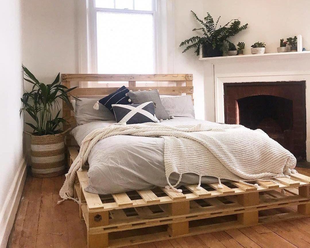 Không gian phòng ngủ tối giản với giường pallet đôi xếp chồng lên nhau bằng gỗ tự nhiên