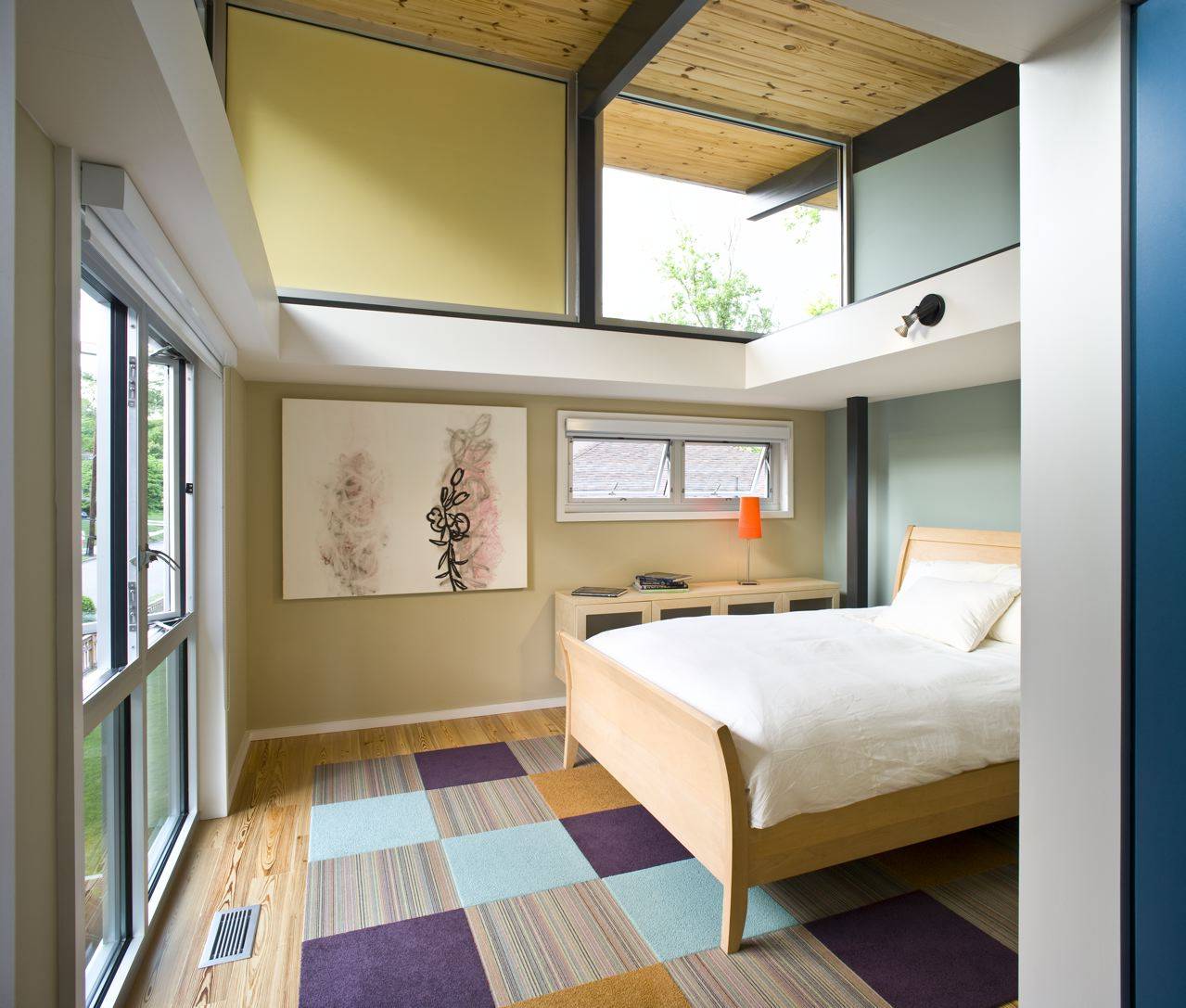 Phòng ngủ này là một ví dụ tuyệt vời về cách bạn có thể thực hiện một cách tiếp cận trung tính hơn để thêm màu sắc cho ngôi nhà của mình. Bằng cách sử dụng các màu phấn nhạt hơn trên các bức tường khác nhau và kết hợp các màu với nhau bằng một tấm thảm kẻ caro, căn phòng hoàn thành một tông màu trung tính nhưng đáng chú ý.