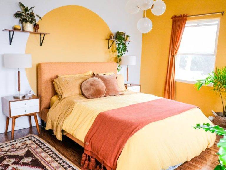 Phòng ngủ đầy nắng này có hai bức tường điểm nhấn màu vàng tươi mang lại sự sinh động cho phòng ngủ. Được trang trí bằng màu gỉ sét và tấm thảm có hoa văn, căn phòng tông màu vàng này vừa tạo cảm giác nhẹ nhàng vừa tươi sáng.