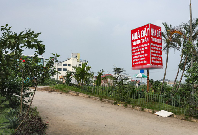 Văn phòng giao dịch bất động sản mọc lên khắp nơi, kể cả trên tuyến đường đê tại huyện Đông Anh, Hà Nội. (Ảnh minh họa: TN)
