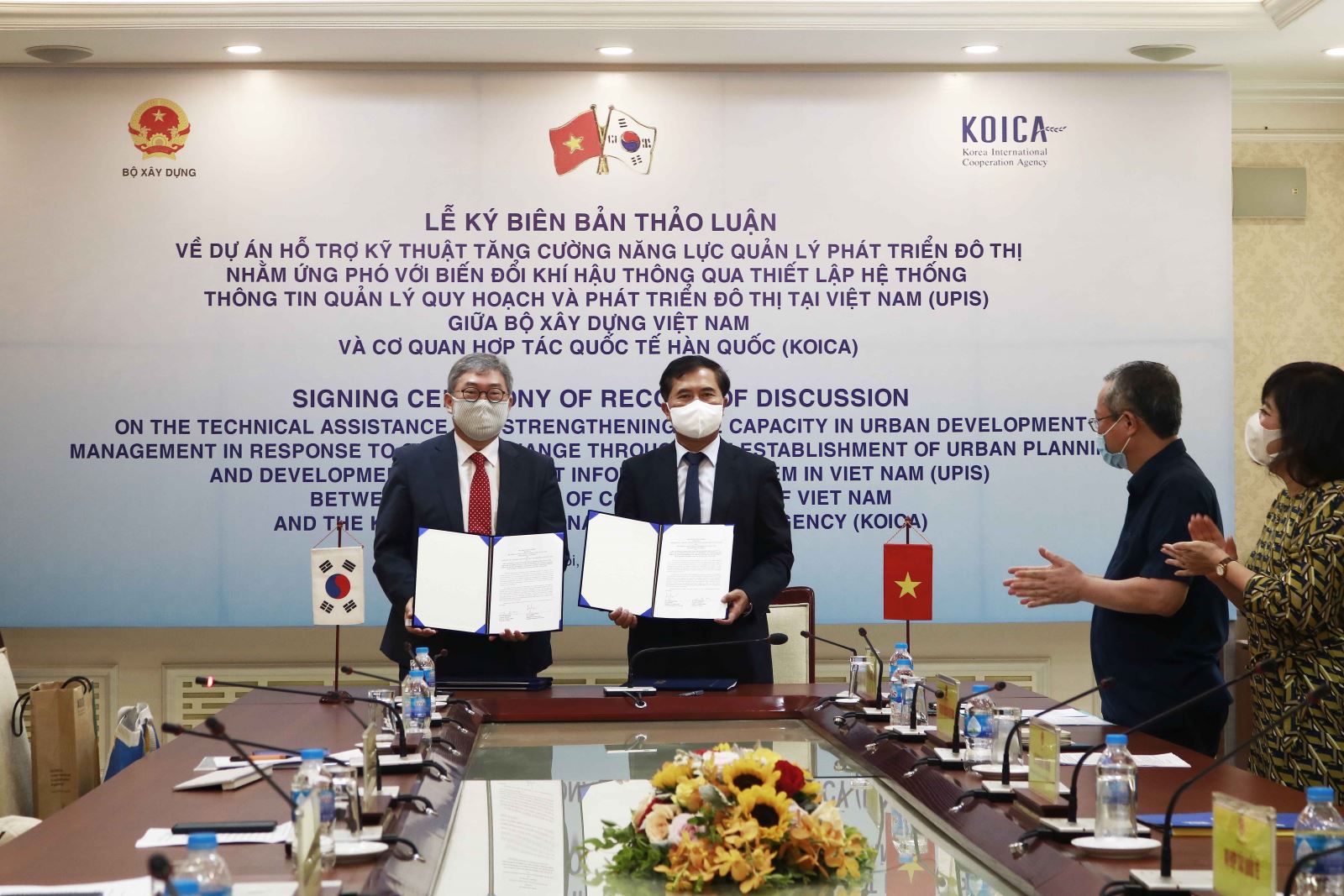 Thứ trưởng Bộ Xây dựng Lê Quang Hùng và Giám đốc quốc gia Văn phòng KOIKA tại Việt Nam Cho Han-Deog cùng ký kết Biên bản thảo luận