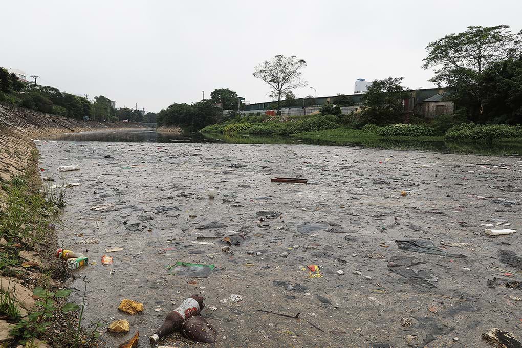 Ô nhiễm ở điểm cuối sông Tô Lịch giao với sông Nhuệ. Ảnh: Ngọc Thành/VNExpress