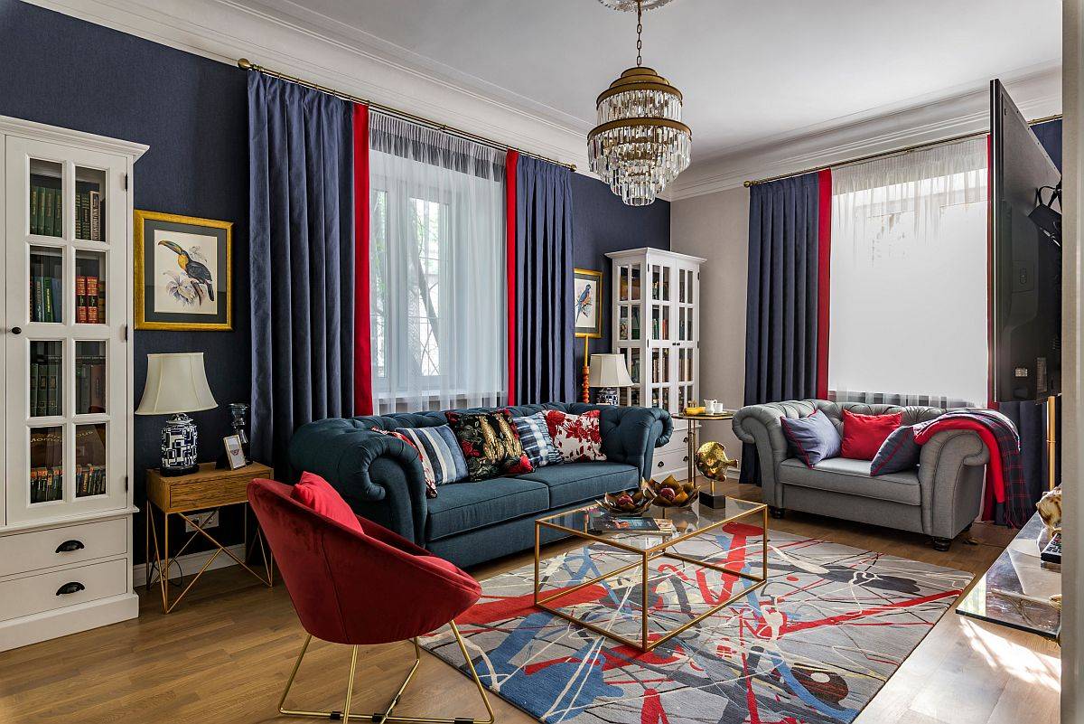 Những mảng màu xanh lam rực rỡ kết hợp với những điểm nhấn màu đỏ trong phòng khách đương đại
