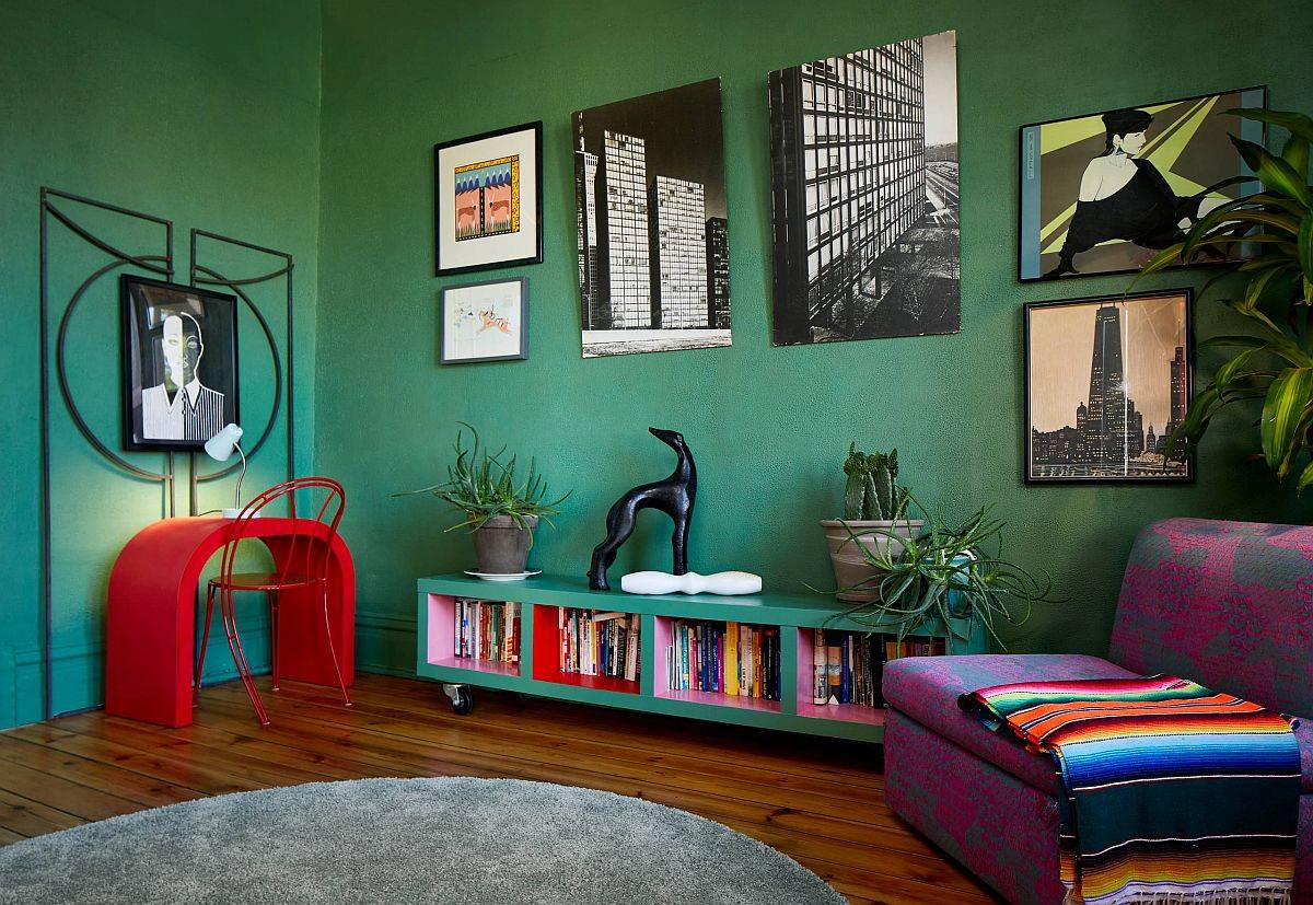 Phòng khách đầy màu sắc với những bức tường xanh đậm và lối trang trí chiết trung