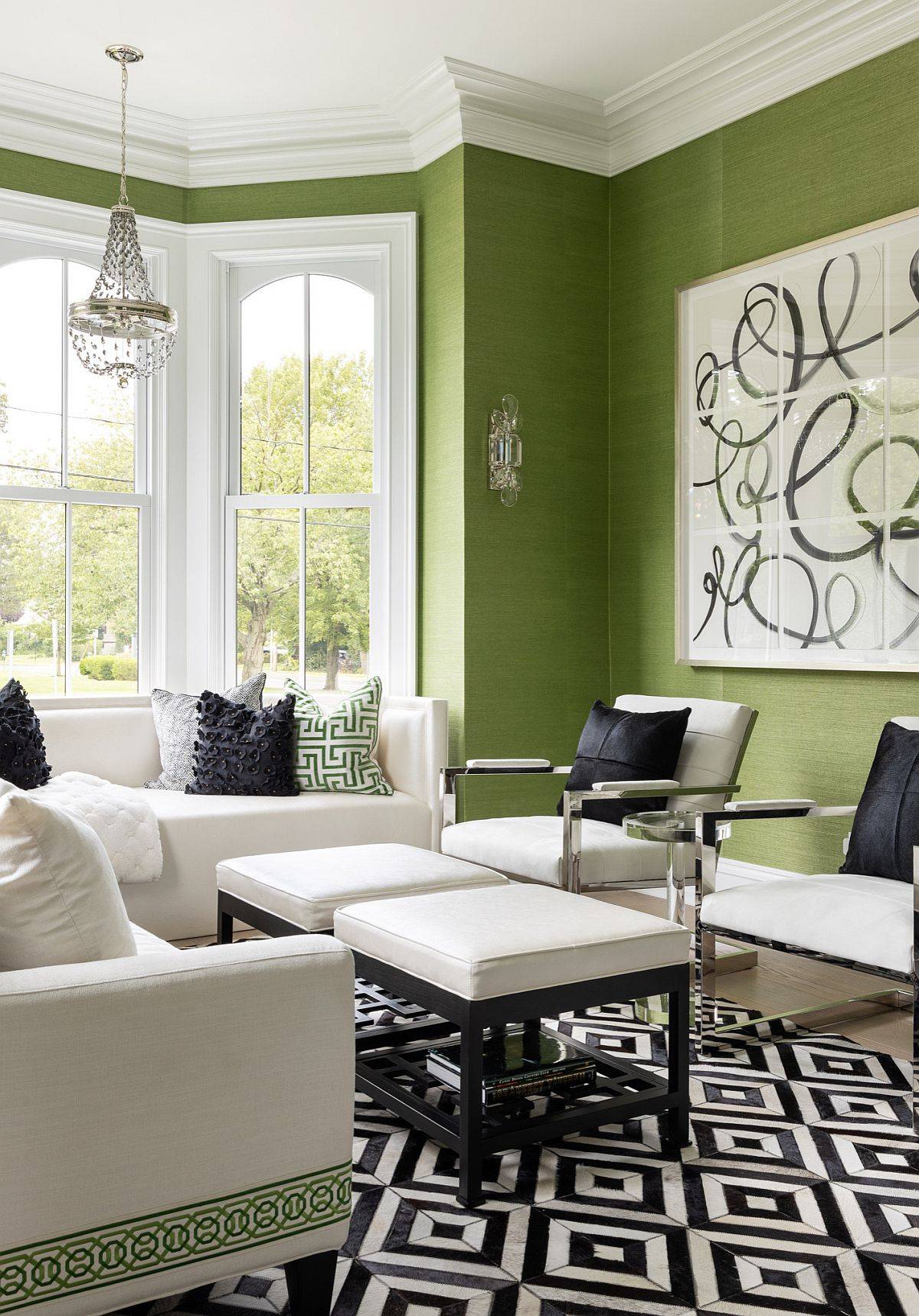 Giấy dán tường  màu xanh lá cây cho phòng khách rộng rãi với các chi tiết trang trí màu trắng