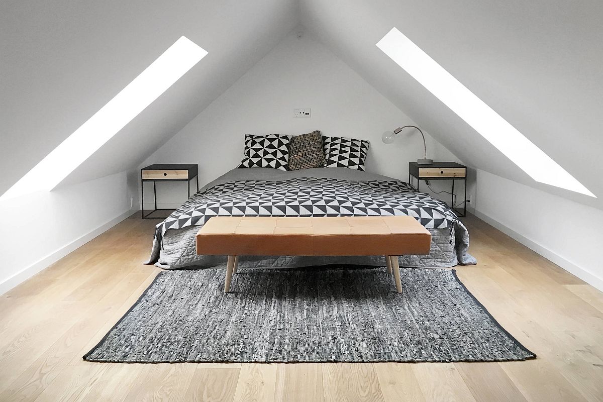 Phòng ngủ áp mái công nghiệp hiện đại với nhiều ánh sáng tự nhiên và sàn gỗ đẹp