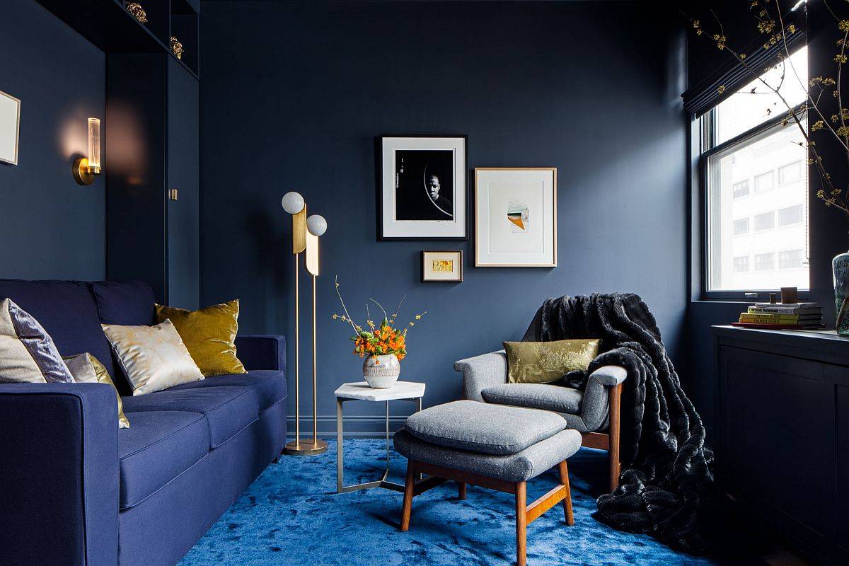 Phòng khách hiện đại tuyệt đẹp với những bức tường xám xanh đậm, thảm màu xanh lam và ghế sofa màu xanh lam đậm