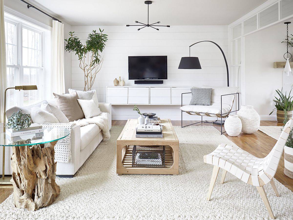 Phòng khách hiện đại đầy phong cách với màu trắng và gỗ với nhiều ánh sáng tự nhiên
