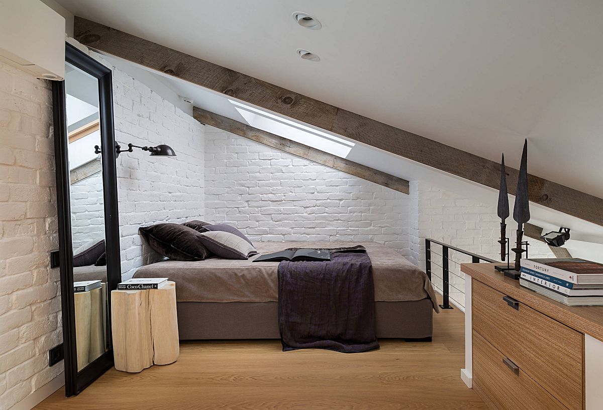 Phòng ngủ trên tầng áp mái siêu nhỏ với trần dốc và gương lớn mang đến vẻ rộng rãi hơn