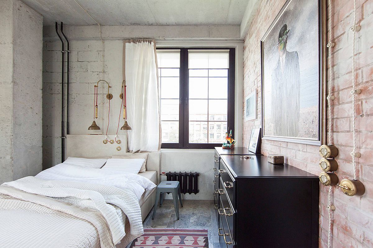 Rèm cửa màu trắng, tường có họa tiết và thiết bị chiếu sáng bằng kim loại kết hợp với nhau để tạo nên phòng ngủ tuyệt vời này