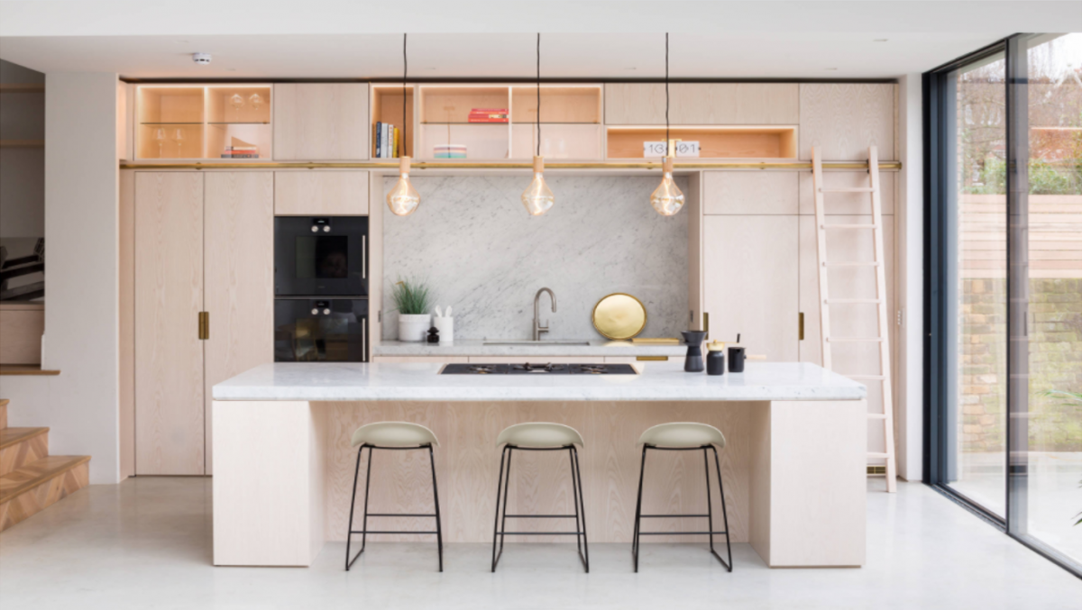 Nếu bạn muốn có một không gian bếp thật ấn tượng, bạn có thể áp dụng cho khu bếp của mình cách kết hợp màu hồng nhạt và xám được yêu thích nhất năm nay, vốn thường sử dụng trong phòng khách hoặc phòng ngủ. Ưu điểm nổi bật của sự kết hợp này là căn bếp của bạn sẽ luôn hiện đại trong khi vẫn giữ vẻ thanh lịch trong bất kỳ không gian nhà theo phong cách hiện đại nào.