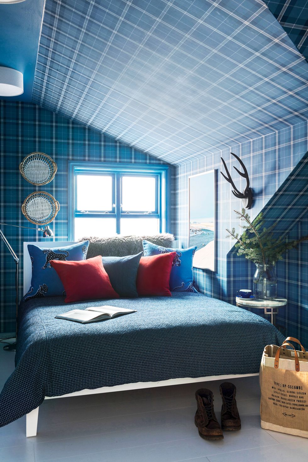 phòng ngủ nhỏ xíu này thành một thế giới rộng lớn với giấy dán tường phong phú, trang trí tường theo chiều và đồ nội thất cân đối hoàn hảo. Màu đỏ tạo thêm bất ngờ thú vị và khuyến khích chúng ta kết hợp các màu cơ bản.