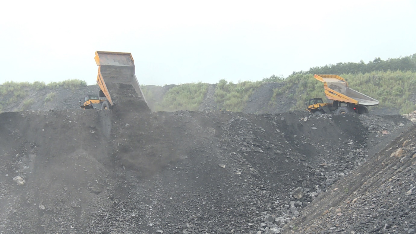 Xe vận tải đổ bã sàng tại các bãi thải trong ranh giới mỏ