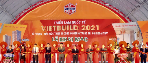 Ông Nguyễn Văn Sinh,Thứ trưởng Bộ Xây dựng, Trưởng ban chỉ đạoTriển lãm Quốc tế Vietbuild (hình đứng thứ 11phải qua) cắt băng khai mạc Triển lãm