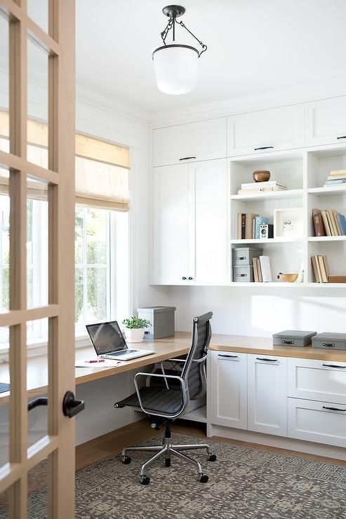 Không gian làm việc tại nhà với tủ màu trắng mang phong cách đồng quê hiện đại