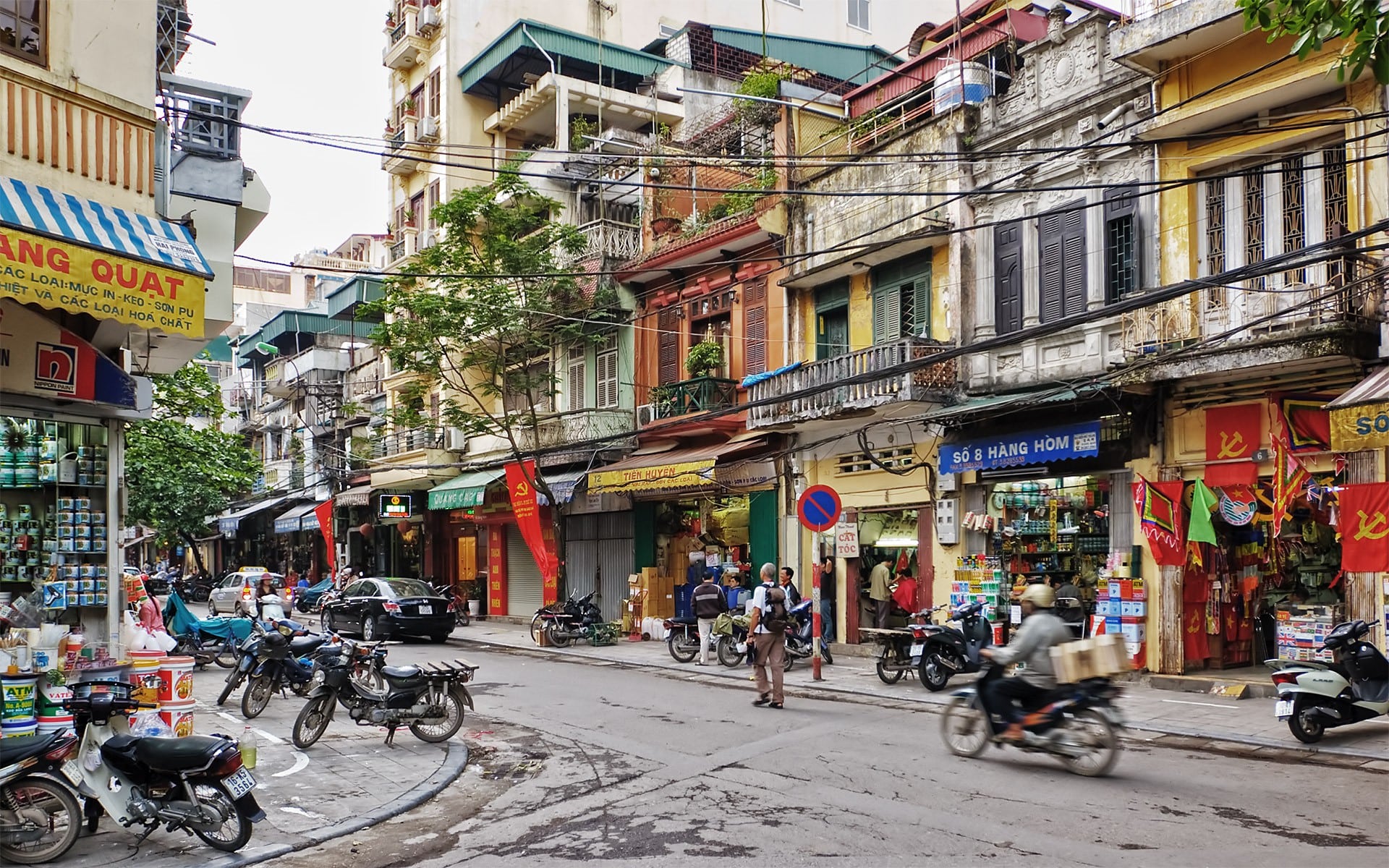 Các đô thị Việt Nam có nên phát triển hình thái kiến trúc "nhà ống", với nền kinh tế vỉa hè nữa hay không khi kinh doanh đã chiếm trọn không gian đi bộ?