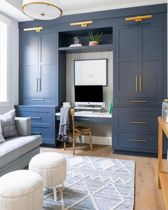 làm việc tại nhà đầy phong cách được trang bị tủ bếp màu xanh nước biển, ghế sofa màu xanh dương pastel và ghế đẩu bằng lông thú, những điểm nhấn bằng vàng để sang trọng hơn