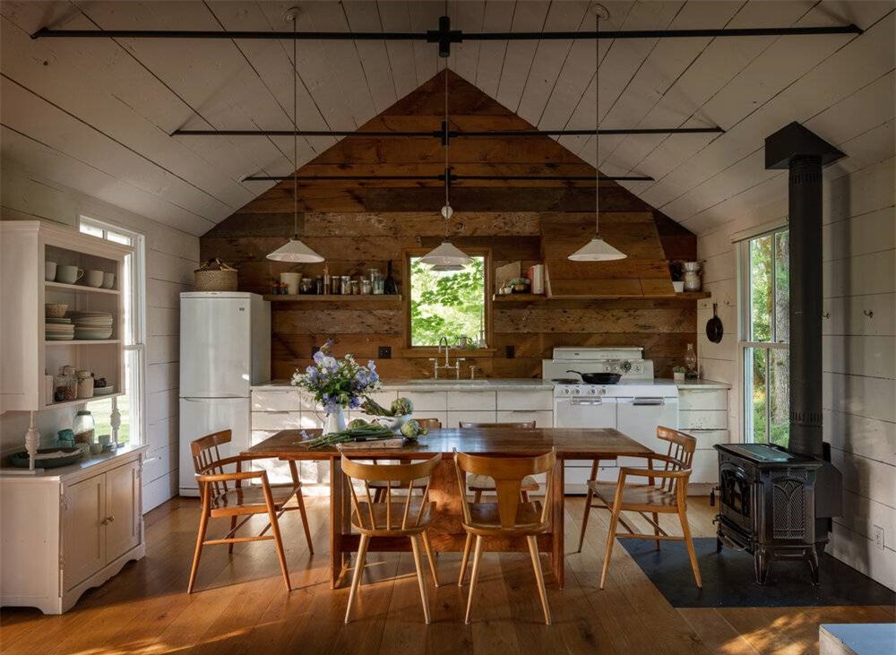 Không gian nấu nướng với sàn màu gỗ cùng tông với bộ bàn ghế ăn và tường bếp. Căn phòng đẹp hơn khi có những sắc màu be, trắng kết nối linh hoạt.