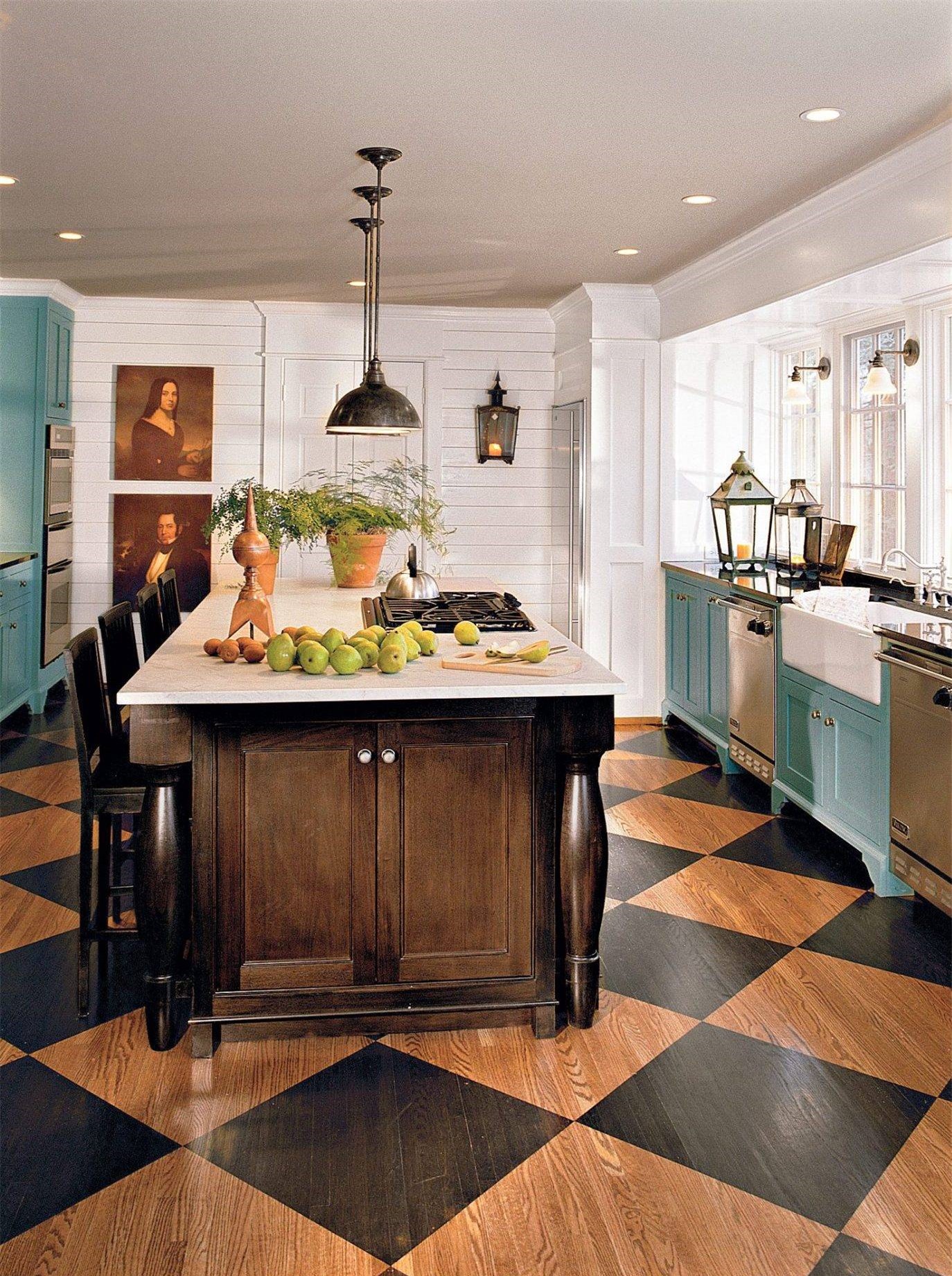 Căn bếp nhỏ được thiết kế khéo léo khi kết hợp những sắc màu trẻ trung. Không gian nấu nướng ghi điểm với hệ tủ bếp màu xanh bạc hà. Màu tường trắng giúp các gam màu trầm thêm nổi bật.