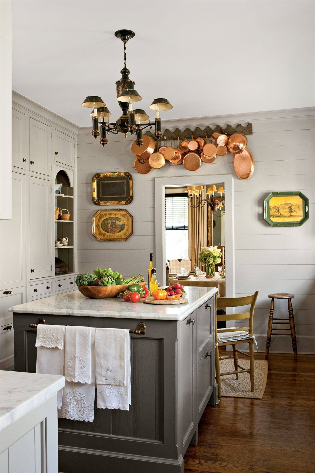 Không gian nấu nướng với màu trung tính có thể khiến căn phòng thêm tẻ nhạt. Tuy nhiên, màu ghi sáng với nhiều sắc độ sẽ thêm cuốn hút khi có sự kết hợp với đảo bếp tiện lợi.