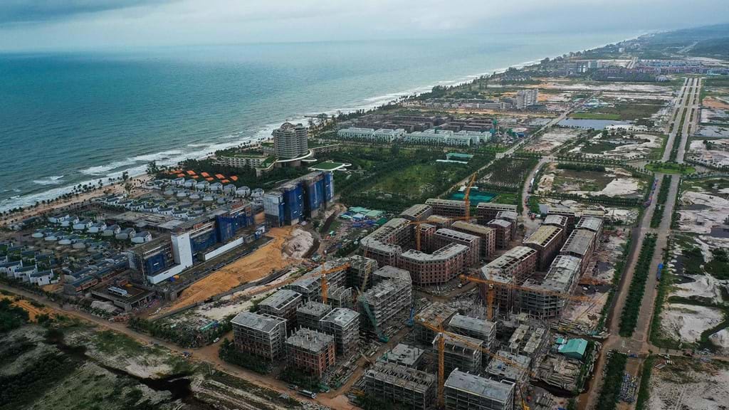 Định hướng kiến trúc quy hoạch đô thị Phú Quốc có nên bê tông hóa bờ biển để mưa,  nước không thể thoát ra được bờ biển hay không?