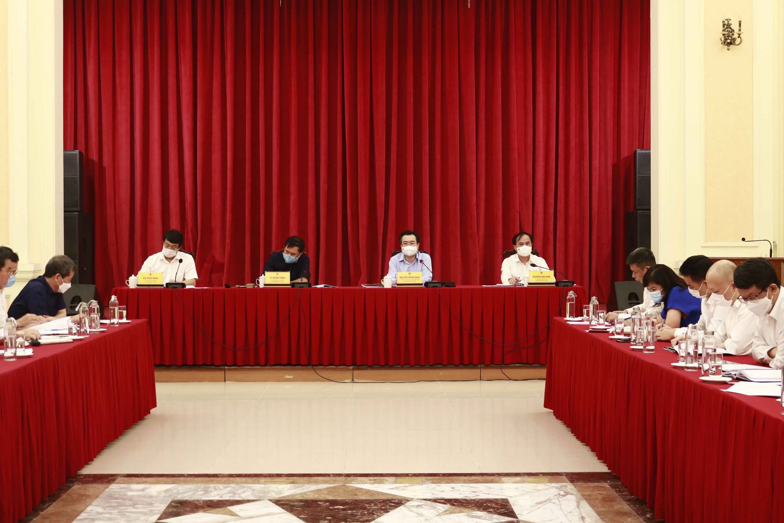 Tham dự Hội nghị có các đồng chí Thứ trưởng: Lê Quang Hùng, Nguyễn Văn Sinh, Bùi Hồng Minh; và thủ trưởng các cơ quan, đơn vị trực thuộc cơ quan Bộ Xây dựng