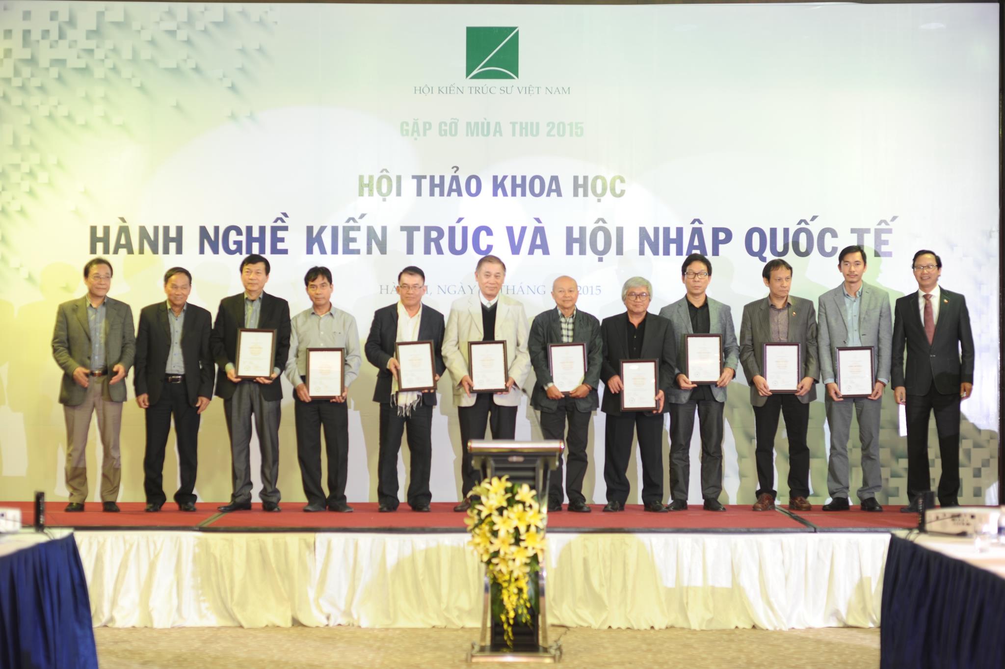 Những KTS đầu tiên tại Việt Nam nhận chứng chỉ KTS Asean ngày 28-11-2015 tại chương trình Gặp gỡ mùa thu 2015 do Hội KTS Việt Nam tổ chức