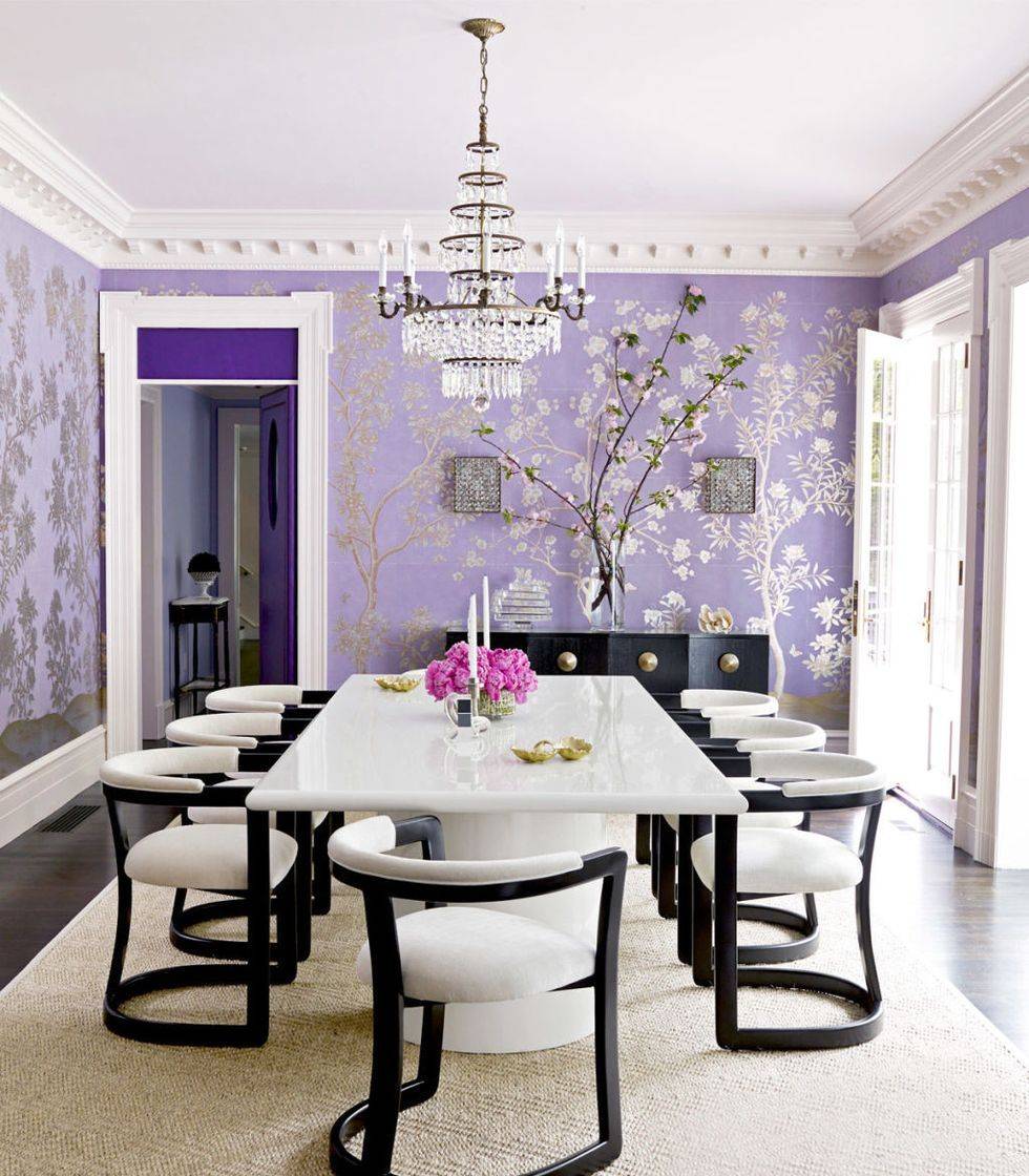 Phòng ăn với giấy dán tường hình hoa oải hương