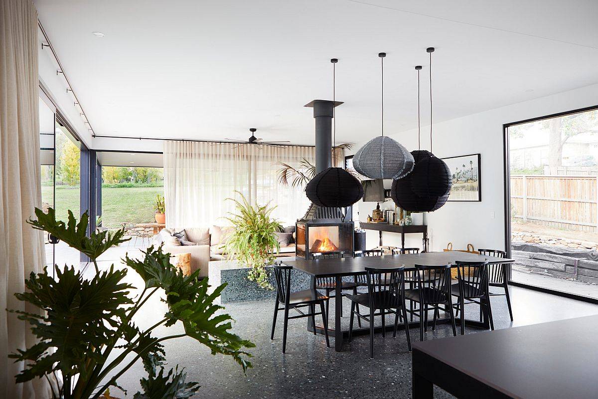 Phòng khách và không gian ăn uống theo phong cách Scandinavian hiện đại với lò sưởi ấm cúng
