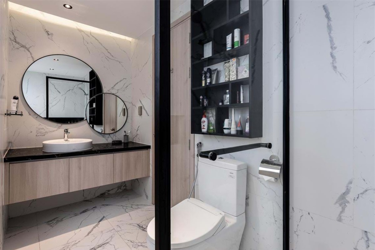 Phòng vệ sinh nhỏ gọn nhưng tiện nghi. Tường ốp đá cẩm thạch mang lại cảm giác sang trọng. Gương chậu rửa được thiết kế như một tác phẩm trang trí./.