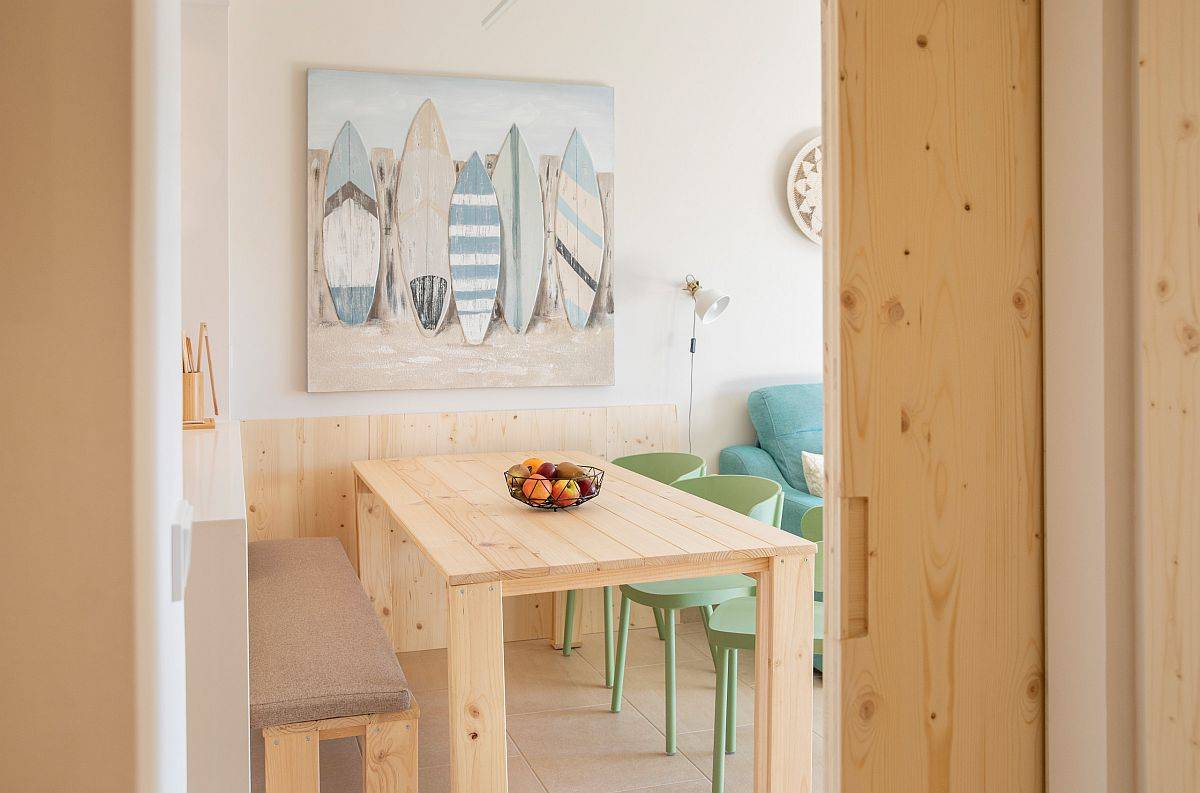 Phòng ăn nhỏ theo phong cách bãi biển trong góc trở thành một phần của khu vực sinh hoạt