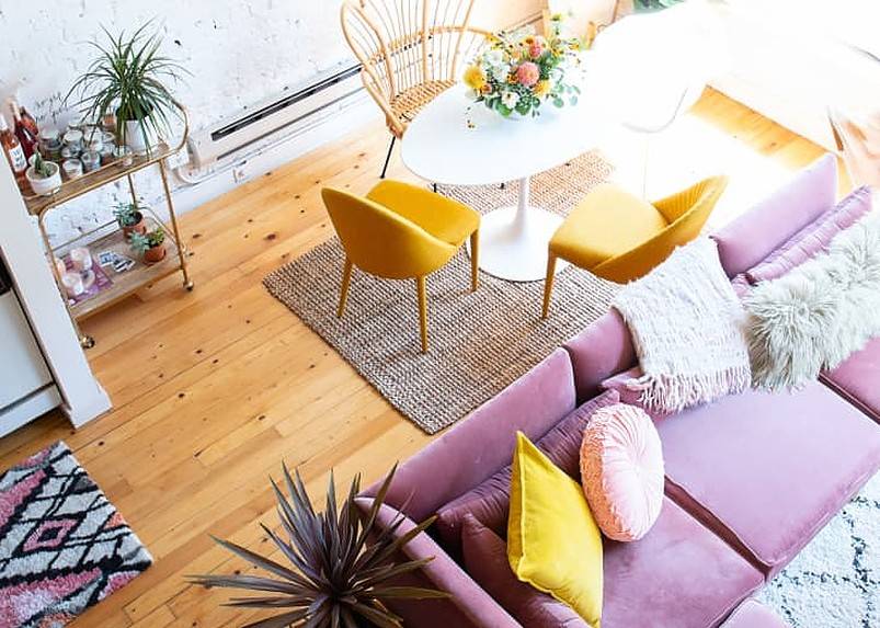 Ghế sofa màu oải hương với đệm và bàn cà phê với ghế màu vàng