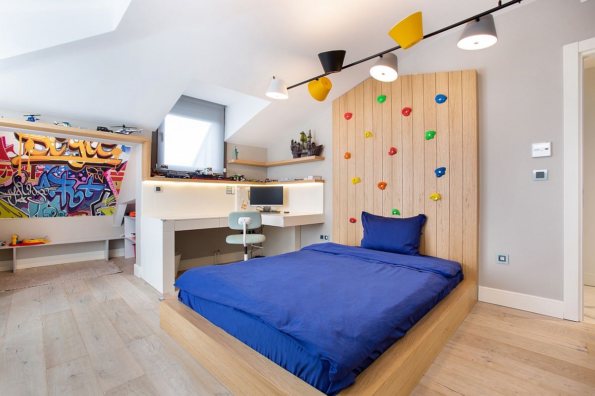 Phòng ngủ dành cho bọn trẻ vô cùng hiện đại với những gam màu trung tính kết hợp cùng khu học tập nhỏ gọn, bức tường leo núi