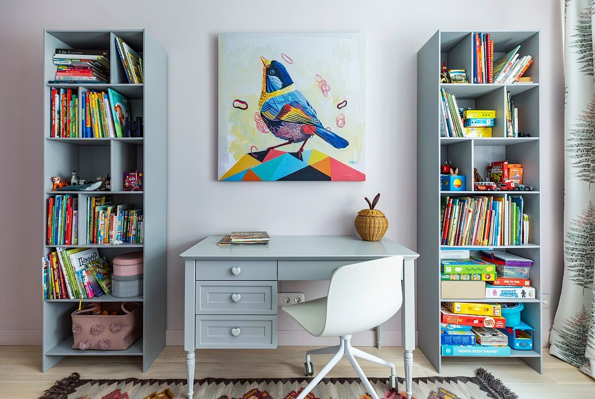 Bức tranh đa màu sắc cùng kệ lưu trữ lớn được bố trí xung quanh bàn học tập nhỏ đã tạo nên một không gian thư giãn và tuyệt đẹp