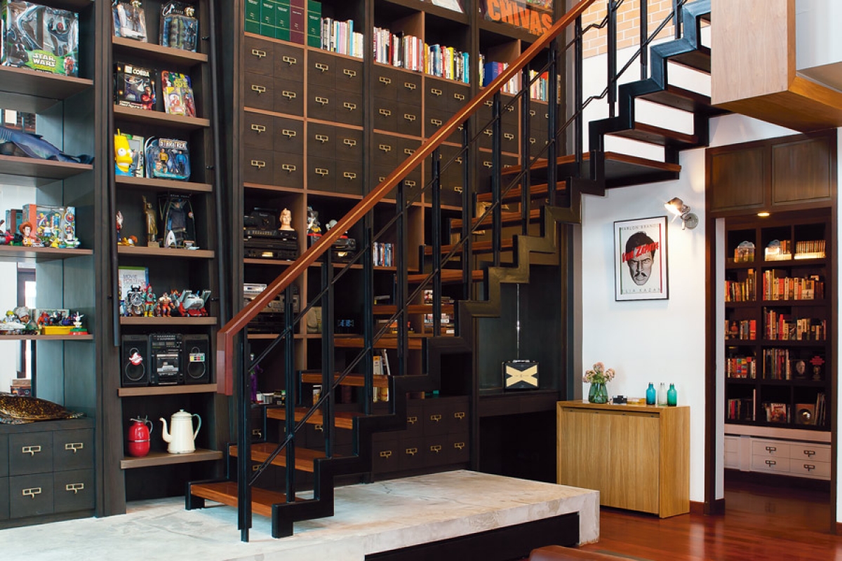 Tủ sách: Gia chủ nào thích đọc sách mà không muốn tốn diện tích nhà với giá sách thì hãy thử làm một giá sách dưới gầm cầu thang xem nhé!