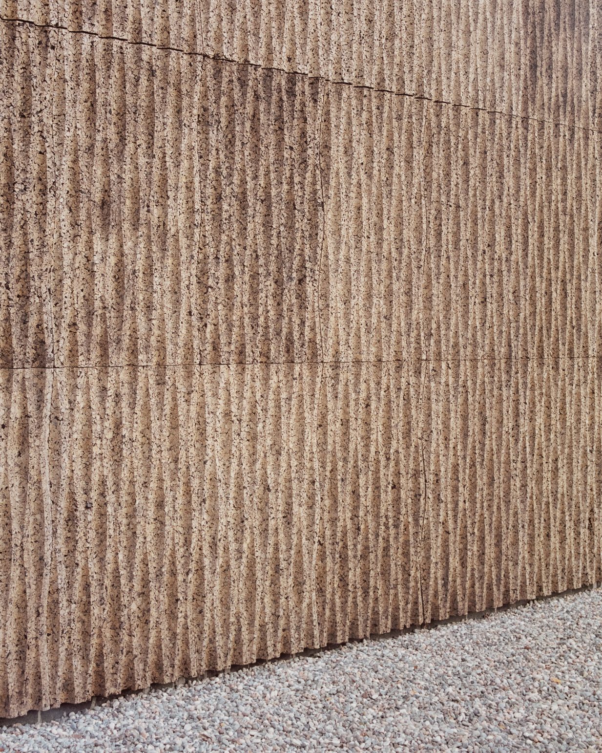 Những nét gợn sóng trên bức tường gỗ chính là một điểm nhấn cho công trình
