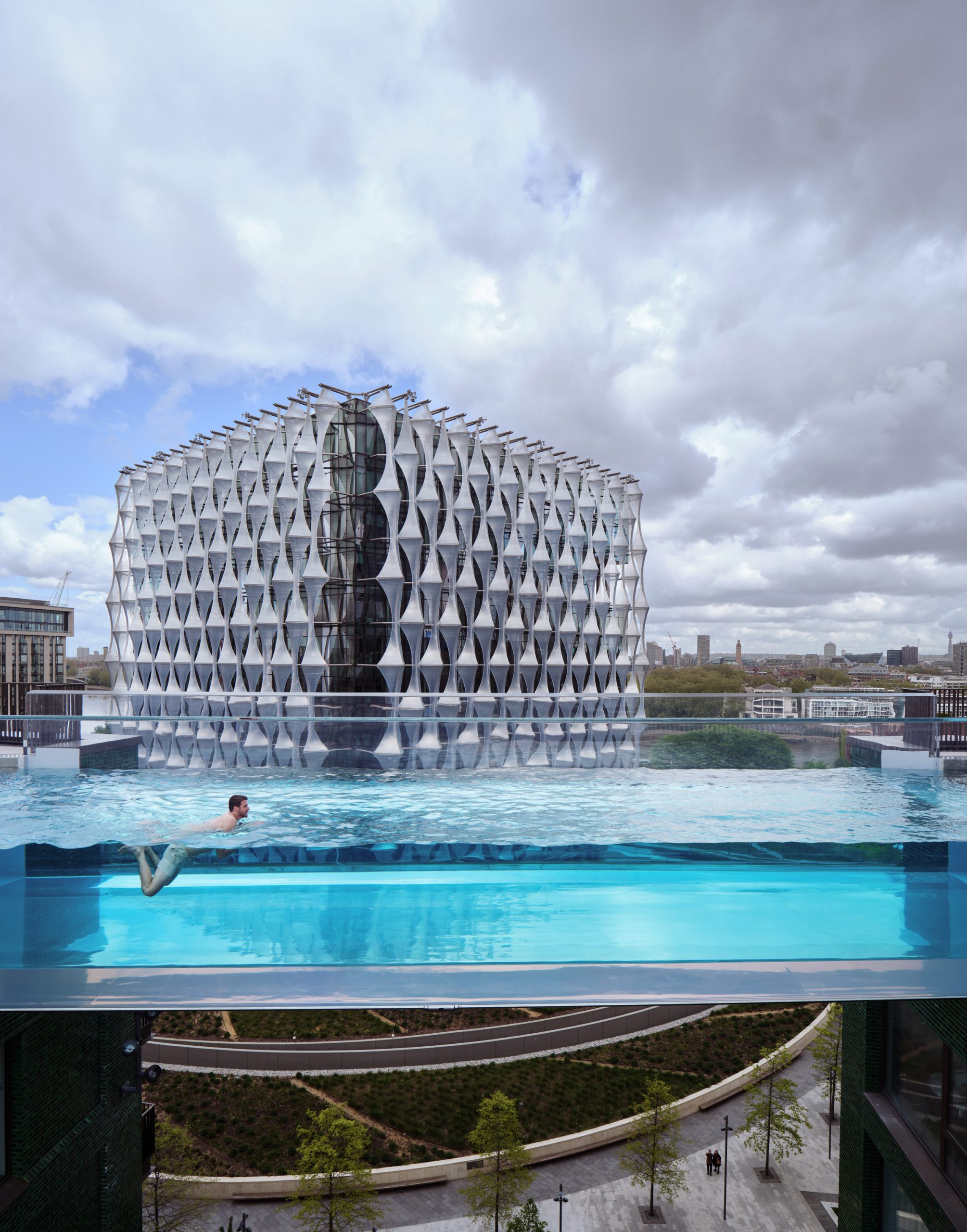 Studio kiến ​​trúc HAL đã tạo ra một bể bơi trong suốt giữa hai tòa nhà