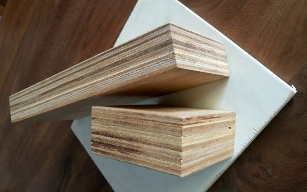 Gỗ dán được sử dụng nhiều trong thiết kế nội thất, các sản phẩm từ gỗ này được nhiều người thích bởi mang lại vẻ đẹp thẩm mỹ cao, độ bền tốt,... Đặc điểm của gỗ dán Gỗ dán (plywood) hay còn gọi gỗ ép là loại gỗ công nghiệp có cấu tạo bởi những lớp gỗ lạng mỏng 1mm xếp liên tục, vuông góc với nhau theo đường vân gỗ. Các lớp gỗ này được dán với nhau bằng loại keo chuyên dụng, sau đó, dưới tác động của nhiệt và lực ép giúp chúng gắn chặt với nhau một cách chắc chắn. Gỗ dán thường sử dụng các loại gỗ tự nhiên như gỗ thông, gỗ xoan đào, gỗ tần bì, gỗ óc chó,...