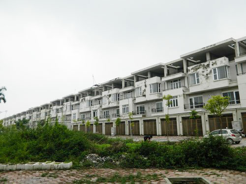 Biệt thự bỏ hoang tại Hà Nội: Trách nhiệm thuộc về ai?