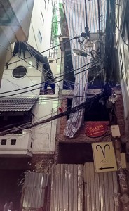 Vẫn thi công sau khi làm sập mái nhà hàng xóm