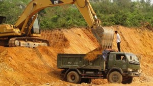 Dự án sân golf thành đại công trường múc đất “lậu”