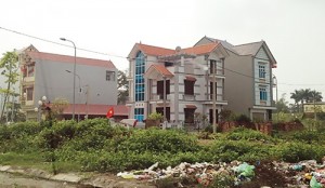 Tranh tối tranh sáng đất Nhật Tân: bong bóng cận kề