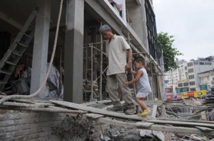 Bắc thang vào nhà trên “con đường đắt nhất hành tinh” ở Thủ đô